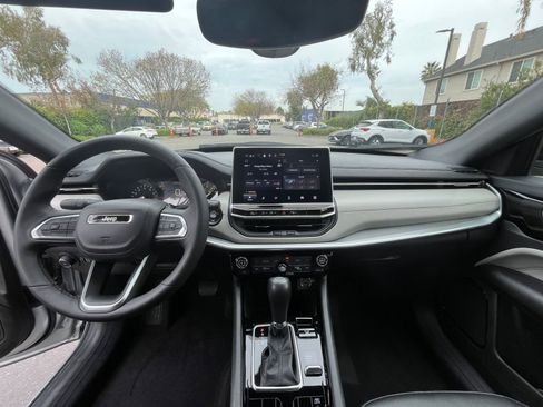 Used 2025 Jeep Compass Limited image 34