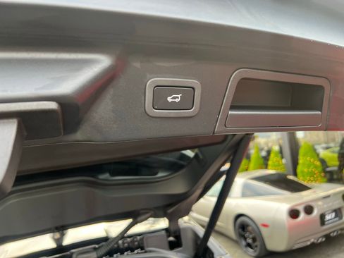 Used 2018 Land Rover Range Rover Velar R-Dynamic HSE image 16