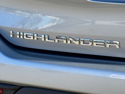 Used 2025 Toyota Highlander LE image 52