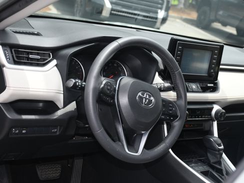 Used 2019 Toyota RAV4 XLE Premium FWD image 9