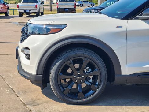 Certified 2024 Ford Explorer ST-Line w/ Class IV Trailer Tow Package RWD image 9