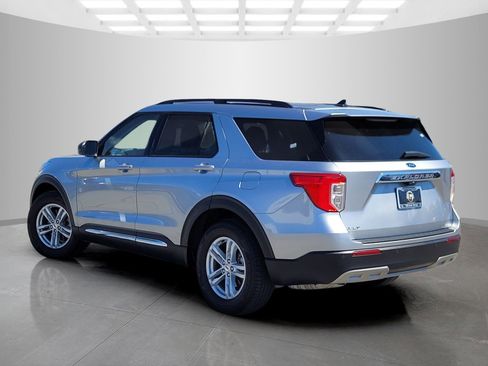Used 2022 Ford Explorer XLT w/ Equipment Group 202A image 6