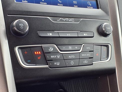 Used 2020 Ford Fusion SE image 12