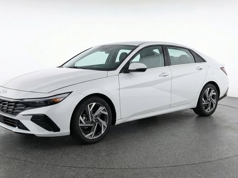 Used 2025 Hyundai Elantra SEL FWD image 3