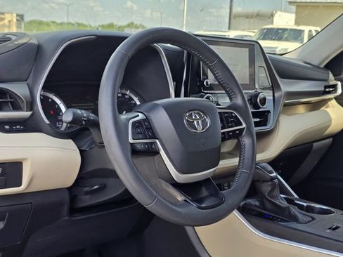 Used 2024 Toyota Highlander XLE FWD image 25