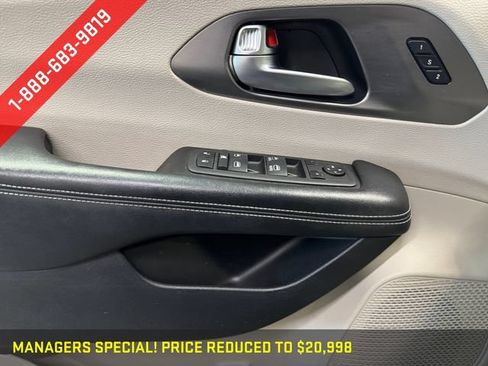 Used 2021 Chrysler Pacifica Touring-L FWD image 26