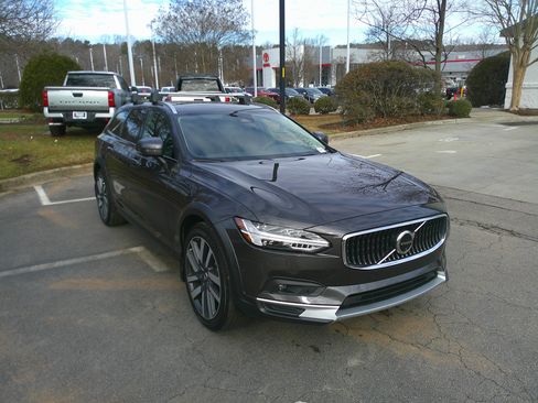 Used 2024 Volvo V90 B6 Cross Country Plus w/ Climate Package image 2