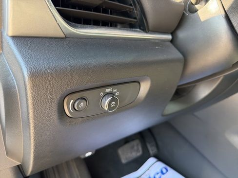 Used 2023 Chevrolet Traverse LT image 17