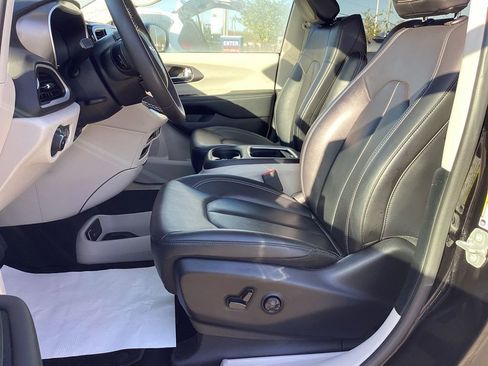 Used 2024 Chrysler Pacifica Touring-L FWD image 18