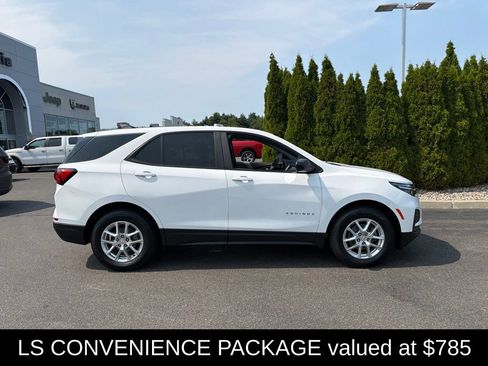 Used 2024 Chevrolet Equinox LS w/ LS Convenience Package AWD/4WD image 2
