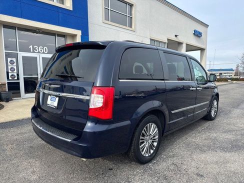 Used 2015 Chrysler Town & Country Touring-L w/ Driver Convenience Group image 16