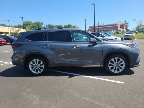 Certified 2025 Toyota Highlander Limited AWD/4WD image 4