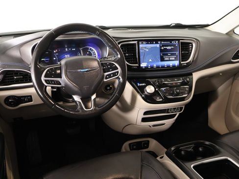 Used 2021 Chrysler Pacifica Touring-L FWD image 2