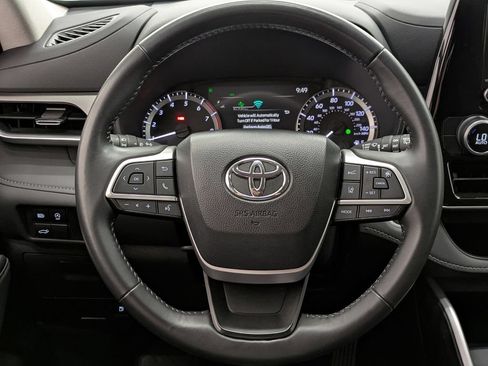 Used 2024 Toyota Highlander LE AWD/4WD image 39