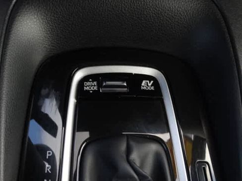 Certified 2025 Toyota Corolla SE image 32