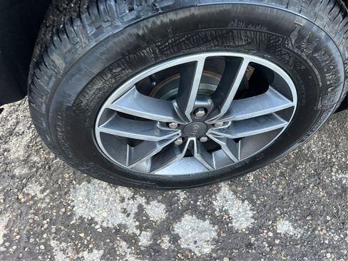 Used 2019 Jeep Grand Cherokee Limited image 16