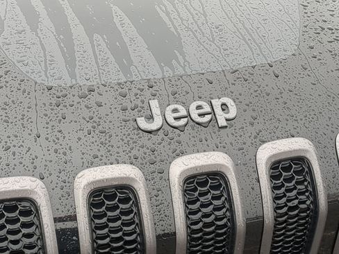 Used 2018 Jeep Cherokee Trailhawk w/ Comfort/Convenience Group image 16
