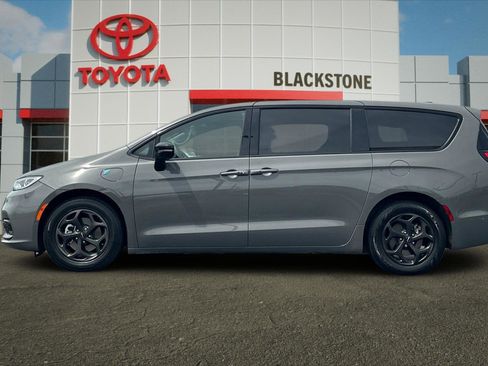 Used 2023 Chrysler Pacifica Limited w/ S Appearance Package FWD image 6
