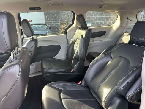 Used 2023 Chrysler Pacifica Touring-L FWD image 10