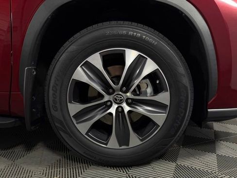Used 2022 Toyota Highlander XLE image 11