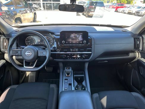 Used 2024 Nissan Pathfinder SV FWD image 9