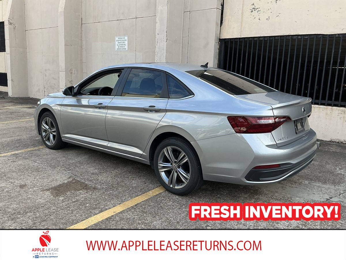 Used 2023 Volkswagen Jetta SE FWD image 3