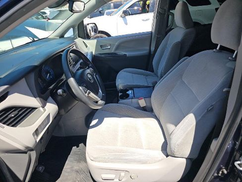 Used 2018 Toyota Sienna LE w/ Carpet Mat Package FWD image 4