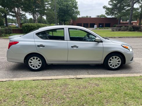 Used 2019 Nissan Versa FWD image 6