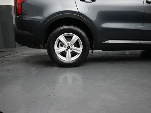 Used 2023 Kia Sorento LX image 10
