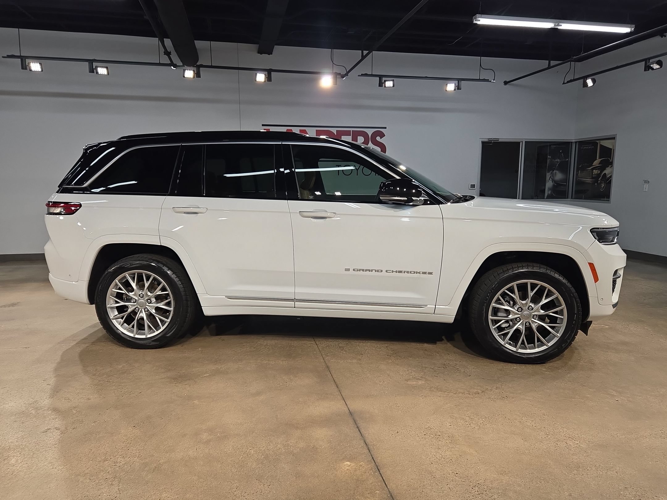 Used 2024 Jeep Grand Cherokee Summit w/ Luxury Tech Group V AWD/4WD image 8