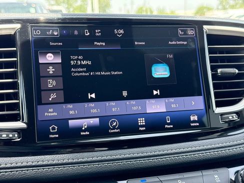 Used 2023 Chrysler Pacifica Touring-L FWD image 16