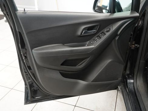 Used 2018 Chevrolet Trax LT w/ LT Convenience Package FWD image 5