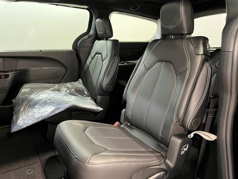 New 2026 Chrysler Pacifica Select image 11