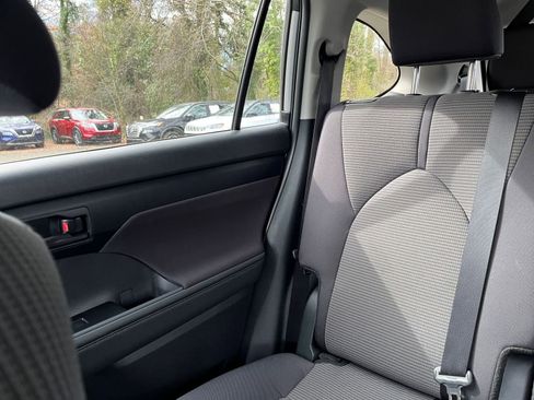 Used 2025 Toyota Highlander LE image 40