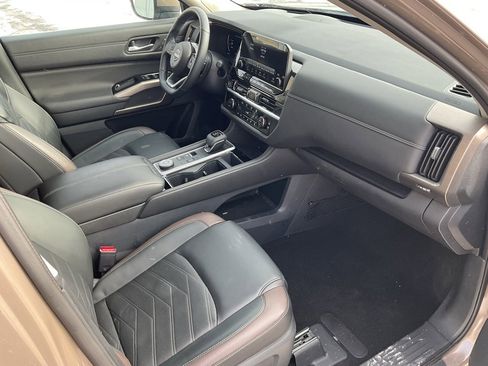 Used 2024 Nissan Pathfinder Platinum w/ Cargo Package image 19