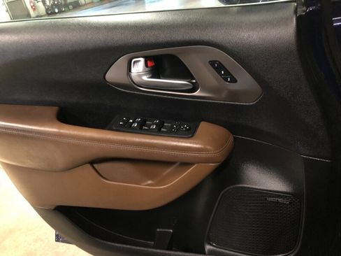 Used 2018 Chrysler Pacifica Limited w/ Tire & Wheel Group FWD image 31