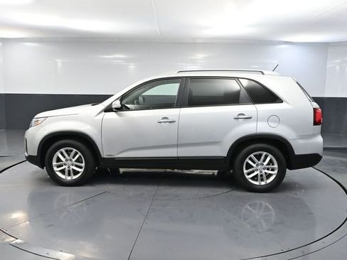 Used 2015 Kia Sorento LX image 9