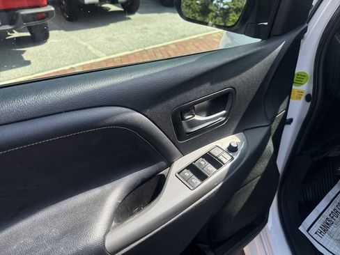 Used 2015 Toyota Sienna SE w/ SE Preferred Package FWD image 13