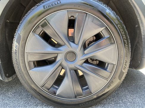 Used 2024 Tesla Model Y Long Range AWD/4WD image 36