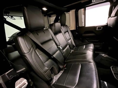 Used 2019 Jeep Wrangler Unlimited Sahara w/ Uconnect 4C Nav & Sound Group AWD/4WD image 25