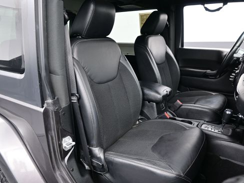 Used 2017 Jeep Wrangler Sahara image 12