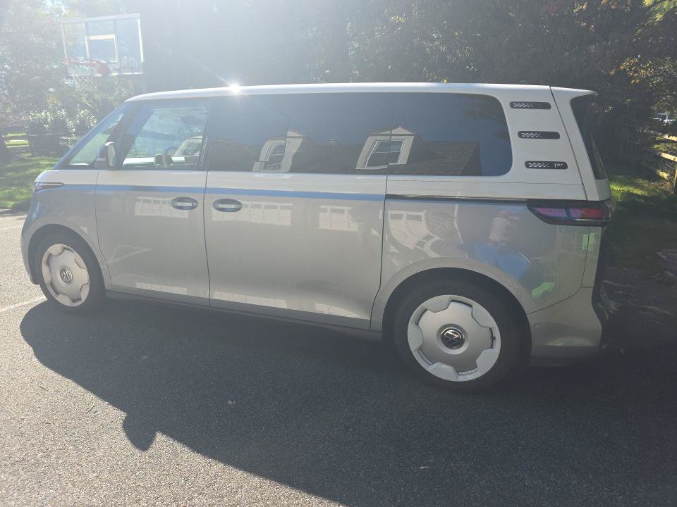 Used 2025 Volkswagen ID. Buzz 1st Edition RWD image 15