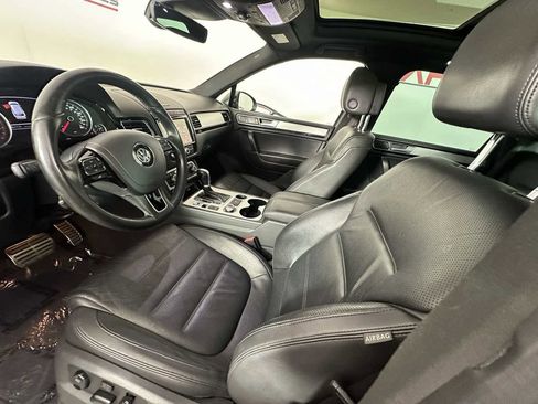 Used 2017 Volkswagen Touareg Wolfsburg Edition image 21