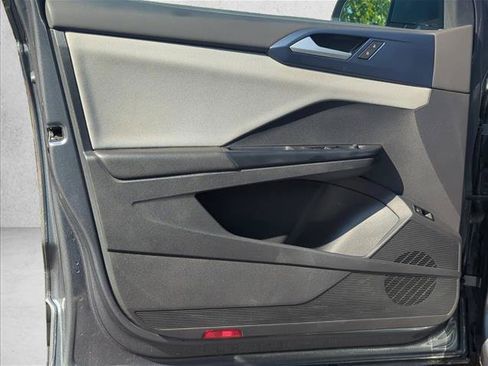 Used 2022 Volkswagen Taos SE w/ Panoramic Sunroof Package FWD image 17