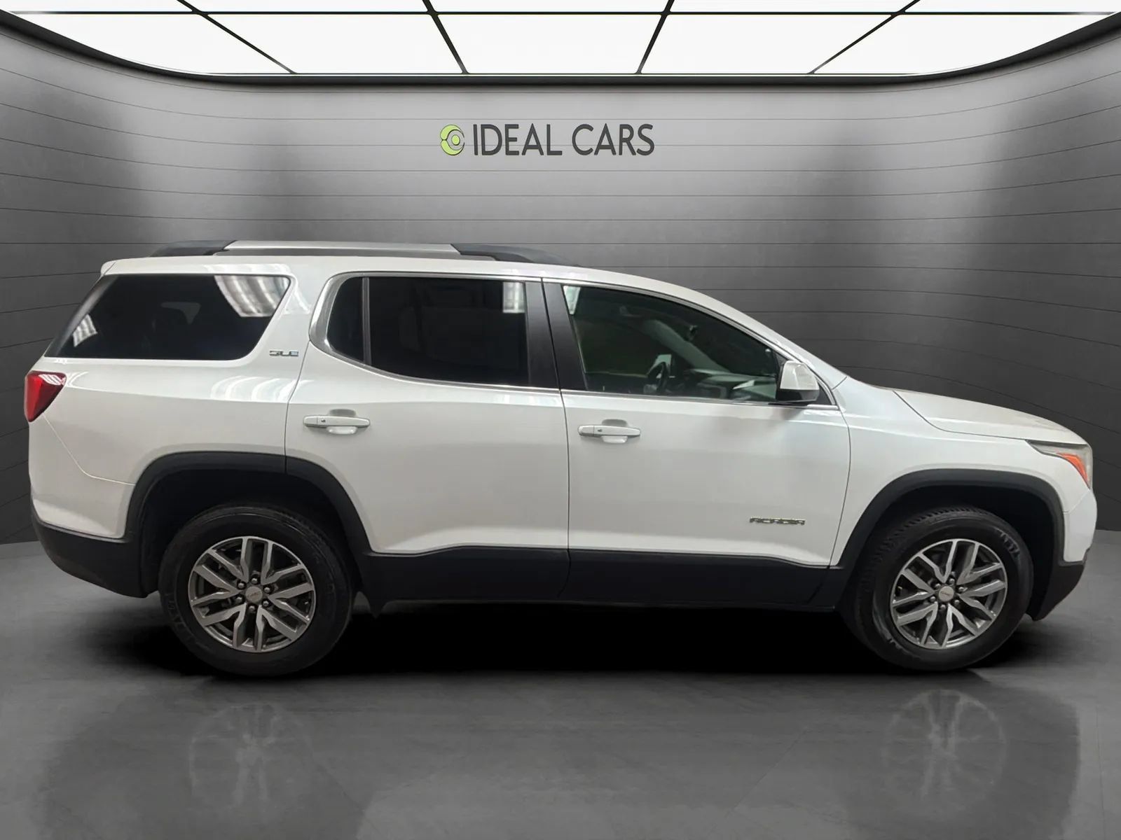 Used 2018 GMC Acadia SLE w/ LPO, Cargo Package FWD image 4
