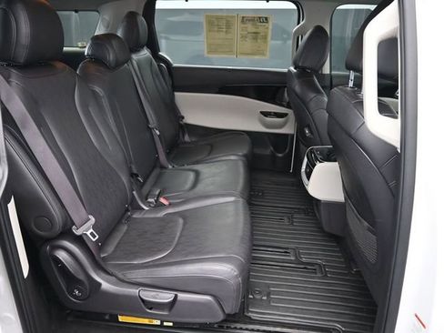 Used 2024 Kia Carnival EX image 31