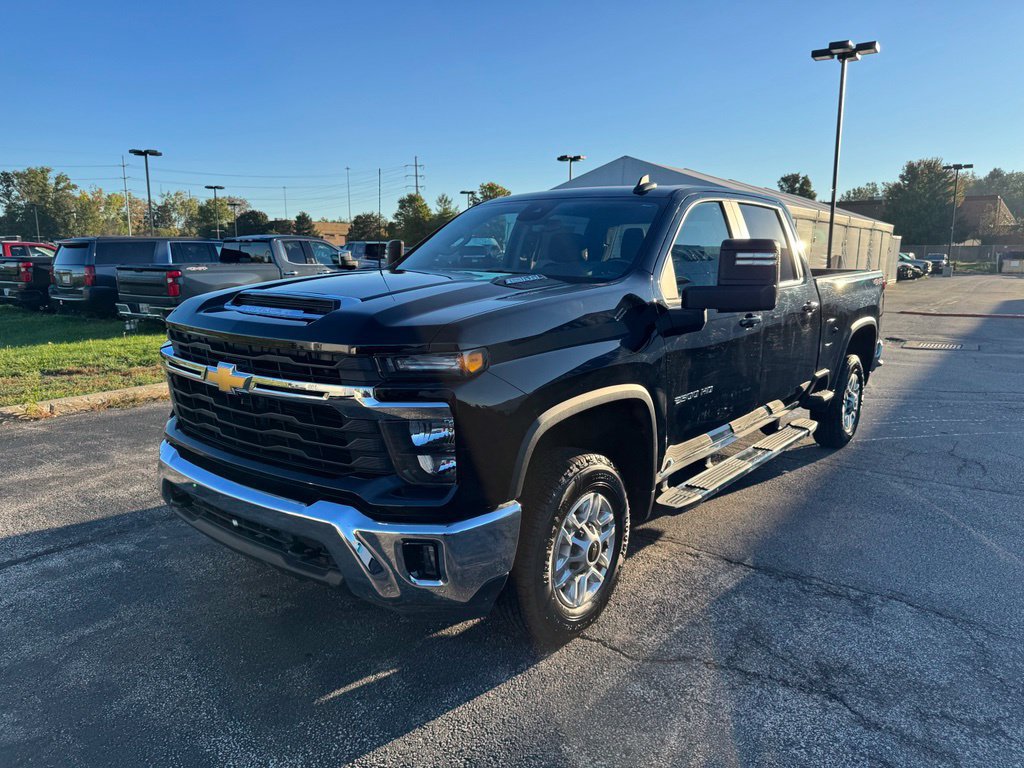 Used 2025 Chevrolet Silverado 2500 LT w/ Convenience Package AWD/4WD image 3