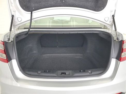 Used 2017 Ford Taurus SE image 11