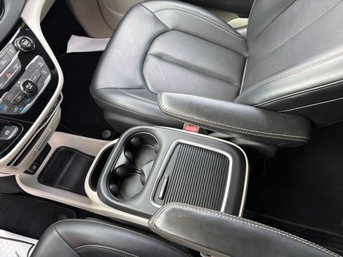Used 2023 Chrysler Pacifica Touring-L FWD image 35