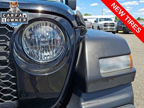 Used 2021 Jeep Gladiator Sport w/ Trailer Tow Package AWD/4WD image 9